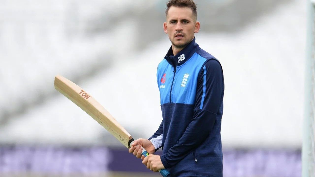Alex Hales has re-signed with Notts Outlaws