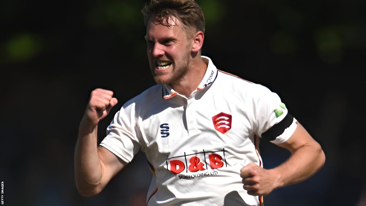 Essex pace bowler Jamie Porter has agreed to a new contract that will run until 2027