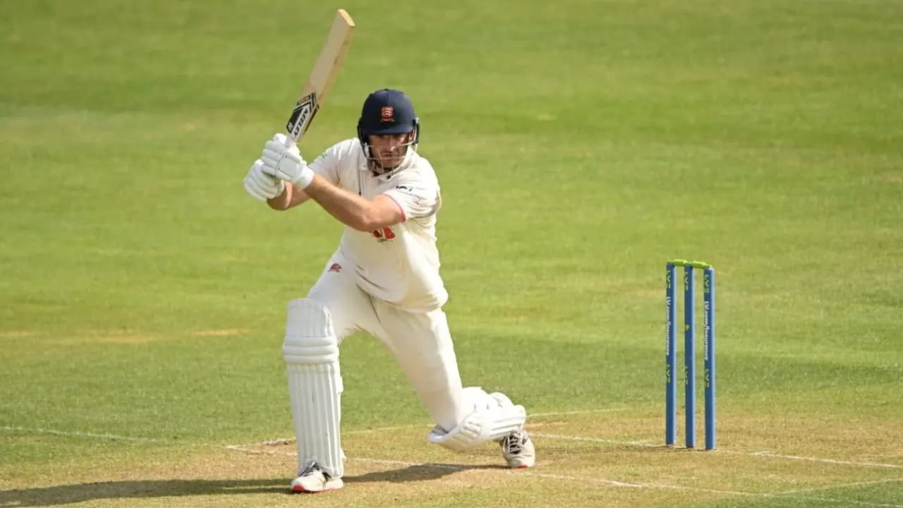 Walter and Critchley saved Essex, reversing the situation against Notts