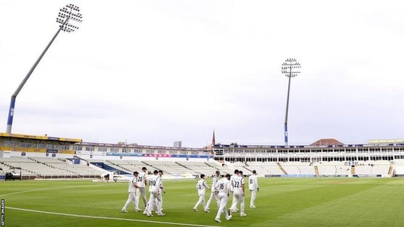 Warwickshire will face Worcestershire in a cricket match that may be affected by rain